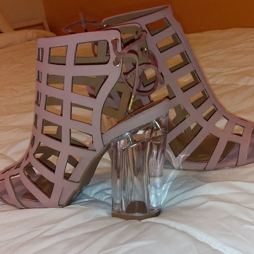 Shoes - Picture 5 of 6